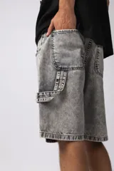 Bermuda de jean con lavado ácido, corte mom y estilo carpintero con bolsillos laterales utilitarios.