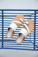 Sandalias de cuero color marrón con tira ancha sobre el empeine y tira entre los dedos.