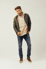 Campera acolchada tipo puffer en color verde oscuro, con cierre frontal y diseño ligero.