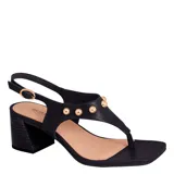 Sandalias de cuero color negro con taco medio ancho, diseño tipo thong con tira separadora de dedos y apliques de tachas semiesféricas doradas. Cuenta con tira ajustable en el talón con hebilla metálica dorada.