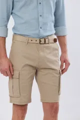 Bermuda cargo color azul marino, de gabardina con bolsillos laterales con solapa en las piernas y presillas para cinturón. Incluye cinturón de lona trenzada oscura con detalles en cuero sintético y hebilla metálica.