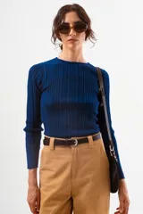 Top de tejido acanalado color azul, con cuello redondo y manga larga, de calce ajustado al cuerpo.