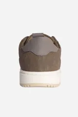 Zapatillas urbanas negras con suela marrón.