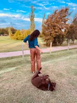 Pantalón cargo de cuero color suela, con tiro medio, corte suelto y pespuntes blancos en contraste.