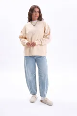 Pantalón de jean estilo barrel de tiro medio, color celeste lavado, con costuras estructuradas en las rodillas y corte holgado en las piernas.