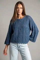 Sweater de tejido de punto calado color marrón, con diseño oversize, cuello redondo y mangas tres cuartos.