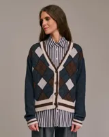 Cárdigan con estampado de rombos en tonos marrón, beige y azul, con cuello en V y cierre frontal con botones. Mangas largas y ribete acanalado en puños y bajo.