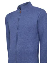 Sweater azul de lana con cierre frontal completo, cuello alto y textura acanalada.