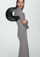 Vestido midi de punto fino con diseño entallado y evasé, cuello perkins y manga larga.