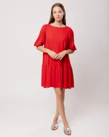 Vestido corto rojo de lino con escote bote y mangas abullonadas.