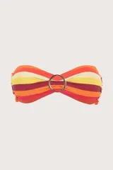 Top de bikini estilo bandeau con estampado a rayas horizontales en tonos naranja, amarillo y rojo. Tiene tirantes removibles y un aro dorado en el centro.