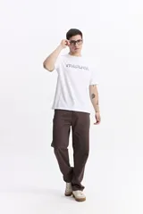 Remera verde militar de manga corta con cuello redondo y logo estampado en el pecho.