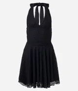 Vestido midi de encaje marrón con diseño halter, escote profundo, cintura ajustada y caída fluida.
