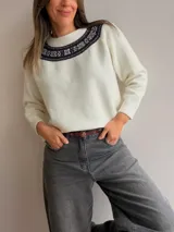 Sweater de punto color bordó con cuello redondo y diseño de guarda decorativa estilo nórdico en la zona del escote en tonos claros. Presenta mangas largas con puños acanalados y un corte holgado.