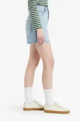 Short de jean celeste de tiro alto, corte holgado y largo a medio muslo.