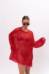 Vestido corto de red color rojo con terminaciones en rosa.