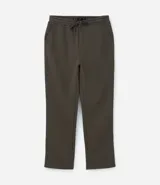 Pantalón de corte recto confeccionado en tejido de algodón y poliéster, con cintura elástica ajustable mediante lazo y bolsillos laterales.