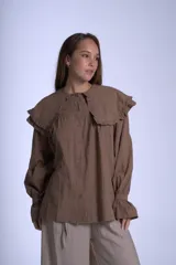 Camisa marrón con doble cuello Claudine con volado y puños Oxford, con botones frontales y mangas largas.