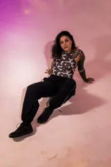 Musculosa deportiva estampada con diseño abstracto en tonos marrones y blancos.