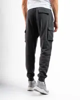 Pantalón tipo cargo de felpa color negro, con cintura elástica ajustable mediante cordón, bolsillos laterales tipo cargo y puños elásticos en los tobillos.