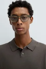 Polo de punto de corte regular fit, confeccionado en una mezcla de algodón y lyocell. Presenta cuello de solapa con cierre frontal de botones, manga corta y acabados en rib en puños y bajo.
