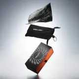 Lentes de sol con montura envolvente color rojo mate y detalles metálicos de líneas orgánicas. Cuentan con lentes de nylon color marrón con protección UV400 categoría 3.