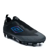 Championes de fútbol Umbro Belix Hg/Fg, color negro con detalles en gris y un llamativo logo lateral tornasolado en tonos azules y morados. Diseño sin cordones con empeine de tejido elástico y suela con tapones para césped natural o sintético.