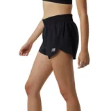 Short de running negro con cintura elástica y logo de New Balance estampado en la pierna izquierda.