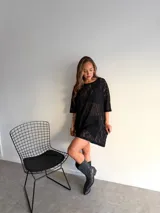 Remeron de encaje negro con diseño de flores, de corte holgado y mangas cortas.