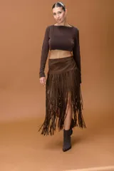 Falda midi de gamuza color marrón, con diseño de flecos largos en toda la parte inferior que aportan movimiento y estilo boho.