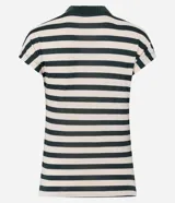 Remera de punto con diseño de rayas horizontales, cuello alto acanalado y mangas cortas sin sisa marcada. Confeccionada en una mezcla de viscosa, poliéster y elastano, presenta una textura suave y estructura ligera.