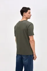 Remera de manga corta color bordó, confeccionada en algodón pesado con textura suave y calce relajado. Presenta un pequeño bordado de la marca en el pecho.