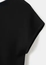 Chaleco negro de lyocell con cuello recto y cierre de lazo en la espalda.