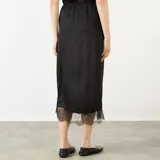 Falda midi de satén negro con detalle de encaje transparente en el bajo.