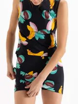 Pollera mini de tejido de punto elastizado color negro con estampado frutal, con calza biker interna y cintura con elástico oculto.