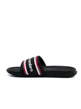 Ojotas Umbro modelo Dots para hombre, color gris con plantilla texturizada antideslizante y tira ancha superior con el logo de la marca en negro y líneas blancas.