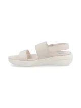 Sandalias de plataforma Hush Puppies con diseño de dos tiras anchas en el empeine y ajuste de velcro en el talón. Presentan una suela ergonómica con textura lateral y plantilla acolchada.