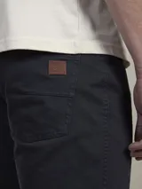 Pantalón de calce comfort confeccionado en tejido sateen con algodón y spandex. Terminación peach touch y teñido garment dye que aporta suavidad y un acabado único.