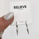 Par de aros plateados tipo argolla con dije colgante en forma de cono.