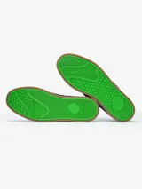 Zapatillas Satorisan modelo Heisei Suede, de color verde oscuro, confeccionadas en gamuza, con suela de goma marrón y cordones en tono tostado.