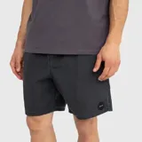 Traje de baño tipo short color negro, con diseño de bolsillos cargo laterales y parche circular con logo en la parte inferior. Confeccionado en nylon de secado rápido con ajuste regular.