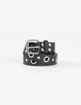 Cinturón negro de cuero sintético con hebilla metálica plateada, ojalillos y tachas plateadas.