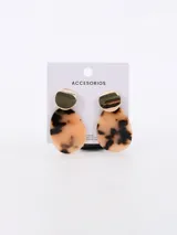 Par de aros colgantes con forma de lágrima, con estampado carey en tonos beige y negro, y pieza circular dorada en la parte superior.