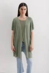 Saco abierto color crudo, de tejido de punto con lurex.