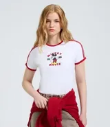 Remera blanca de algodón con estampa frontal de Mickey Mouse y detalles en color rojo en cuello y mangas. Presenta un diseño ajustado con líneas laterales en las mangas.