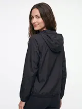 Campera negra de tejido liviano con capucha, cierre frontal completo y bolsillos laterales, ideal para actividades deportivas.