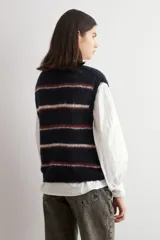 Chaleco de tejido de punto sin mangas, con diseño de rayas horizontales en azul marino, blanco y rojo. Presenta cuello redondo y terminaciones acanaladas.