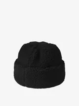 Gorro tipo beanie de Carhartt confeccionado en tejido de pelo sintético suave y texturado, con diseño de puño doblado y etiqueta tejida con el logo de la marca en el frente.
