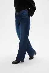 Pantalon jean de corte barrel y tiro medio, en color negro, con diseño de pierna ancha y estructura rígida.
