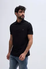 Chomba de algodón pima color negro, con cuello camisero, cierre frontal de tres botones y manga corta. Incluye un sutil bordado de ave en el pecho.